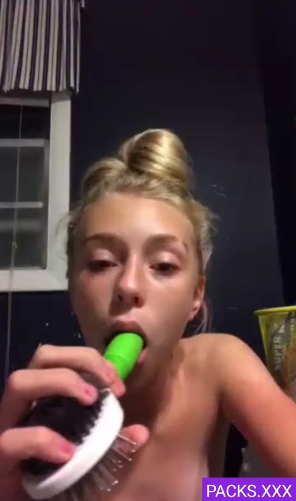 Morra Rubia Se Da Bien Duro Con El Peine 1