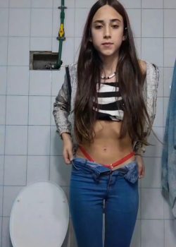 Flaquita Se Somete A Dedos En El Baño 6