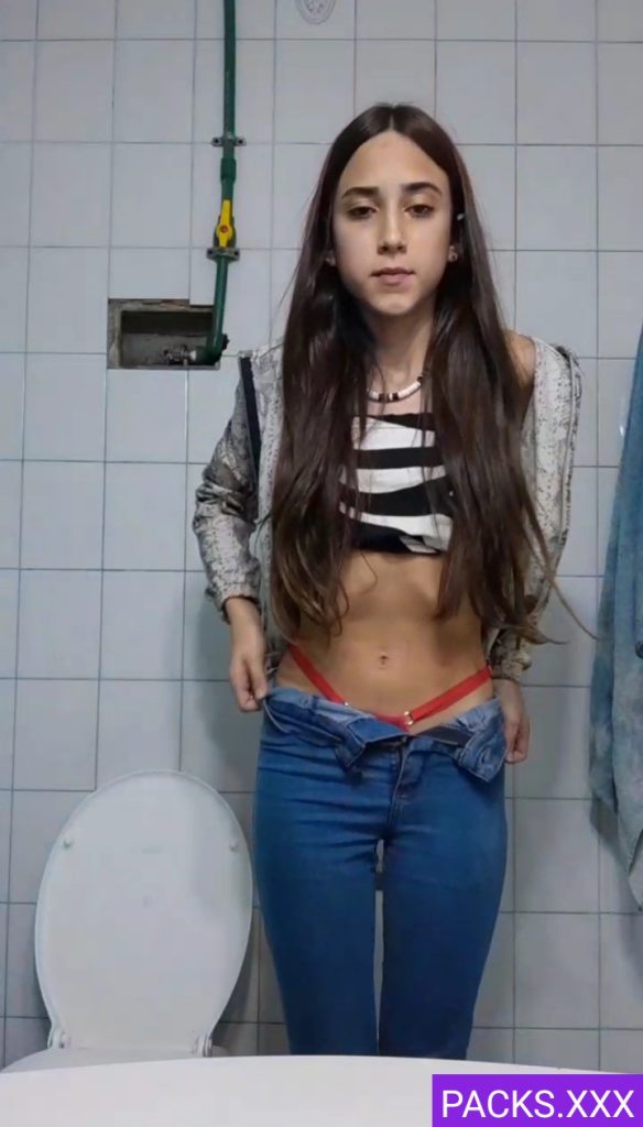 Flaquita Se Somete A Dedos En El Baño 1