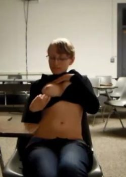 Divina Jovencita Se Masturba En La Uni 3