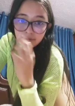 Rica estudiante de lentes se Desnuda por unos pesos 4