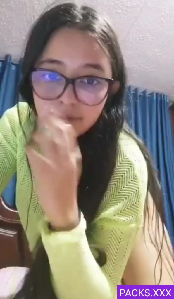 Rica estudiante de lentes se Desnuda por unos pesos 1