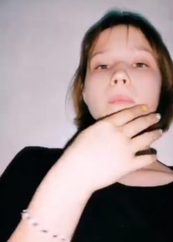 Se mete dedos en su conchita rica y rosada 5