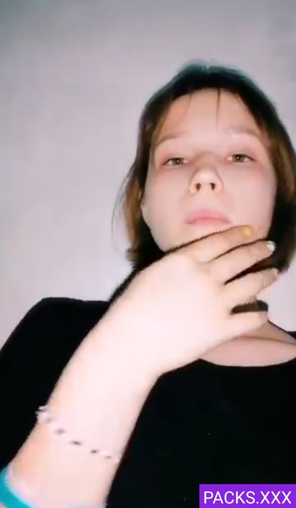 Se mete dedos en su conchita rica y rosada 1