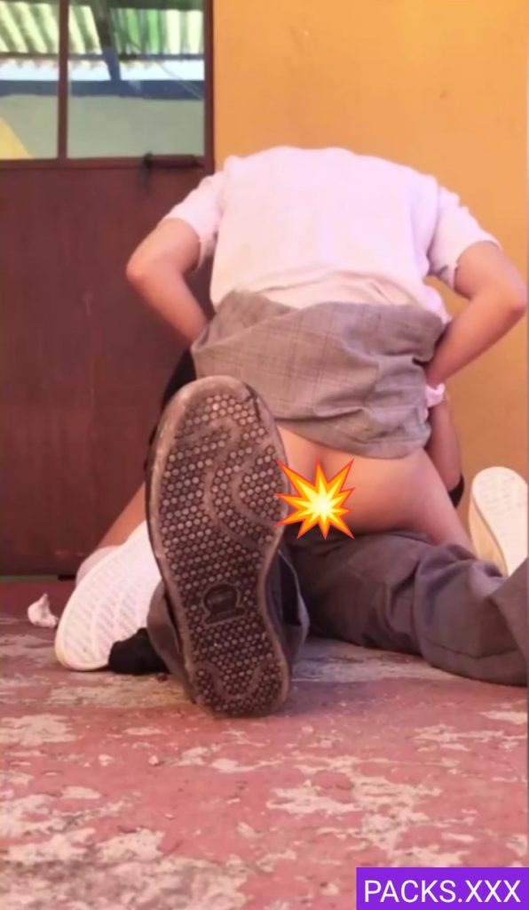 Colegiala Blanquita Le Dan Por El Chiquito 1