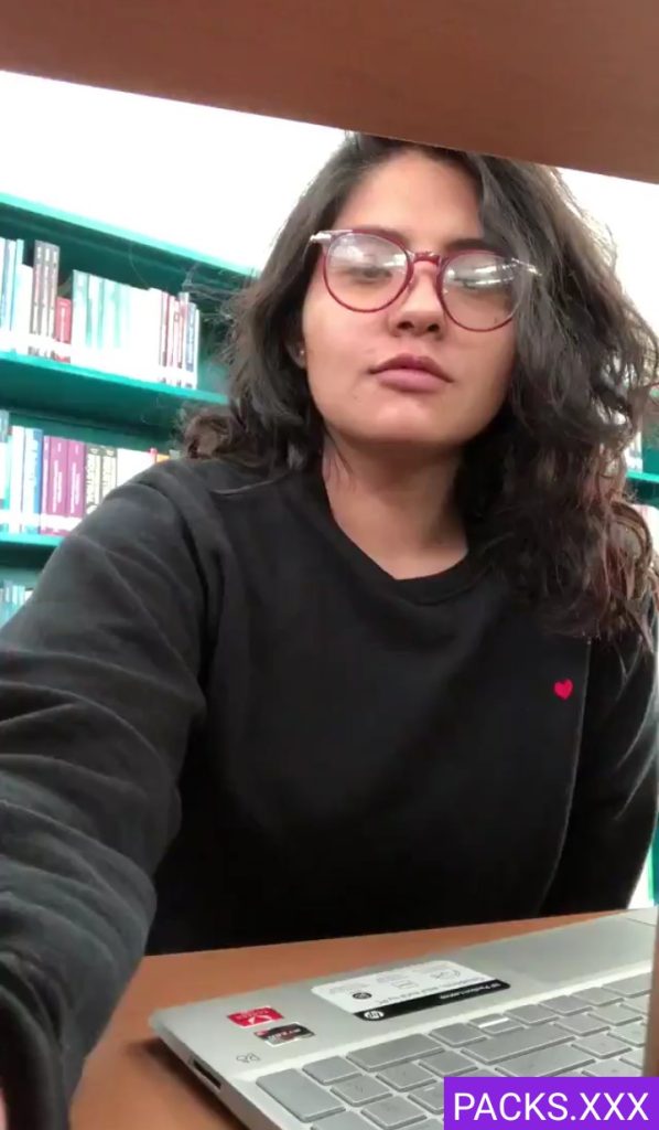 Rica Estudiante Tetona Se Desnuda En La Biblioteca 1