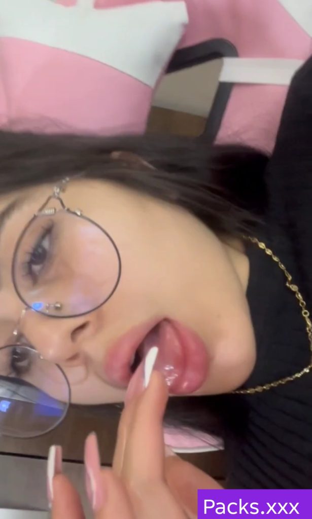 Nena de lentes se saca mecos de tanto placer 1