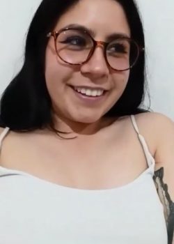 Carita sonriente pero le fascina la verga 12