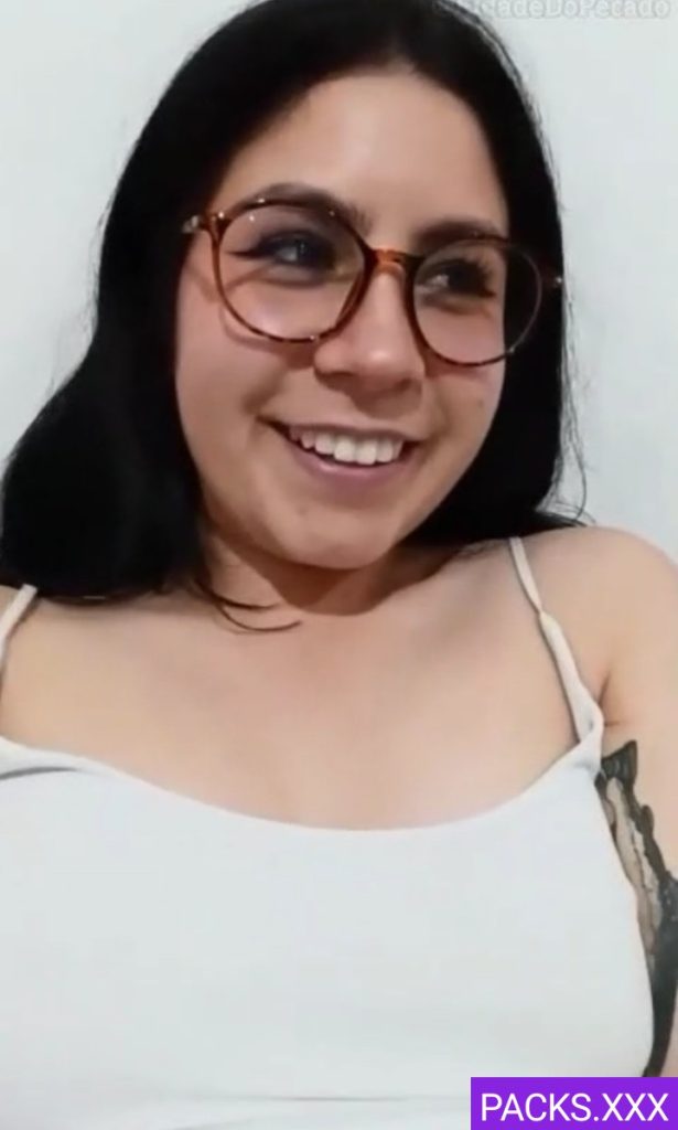 Carita sonriente pero le fascina la verga 1